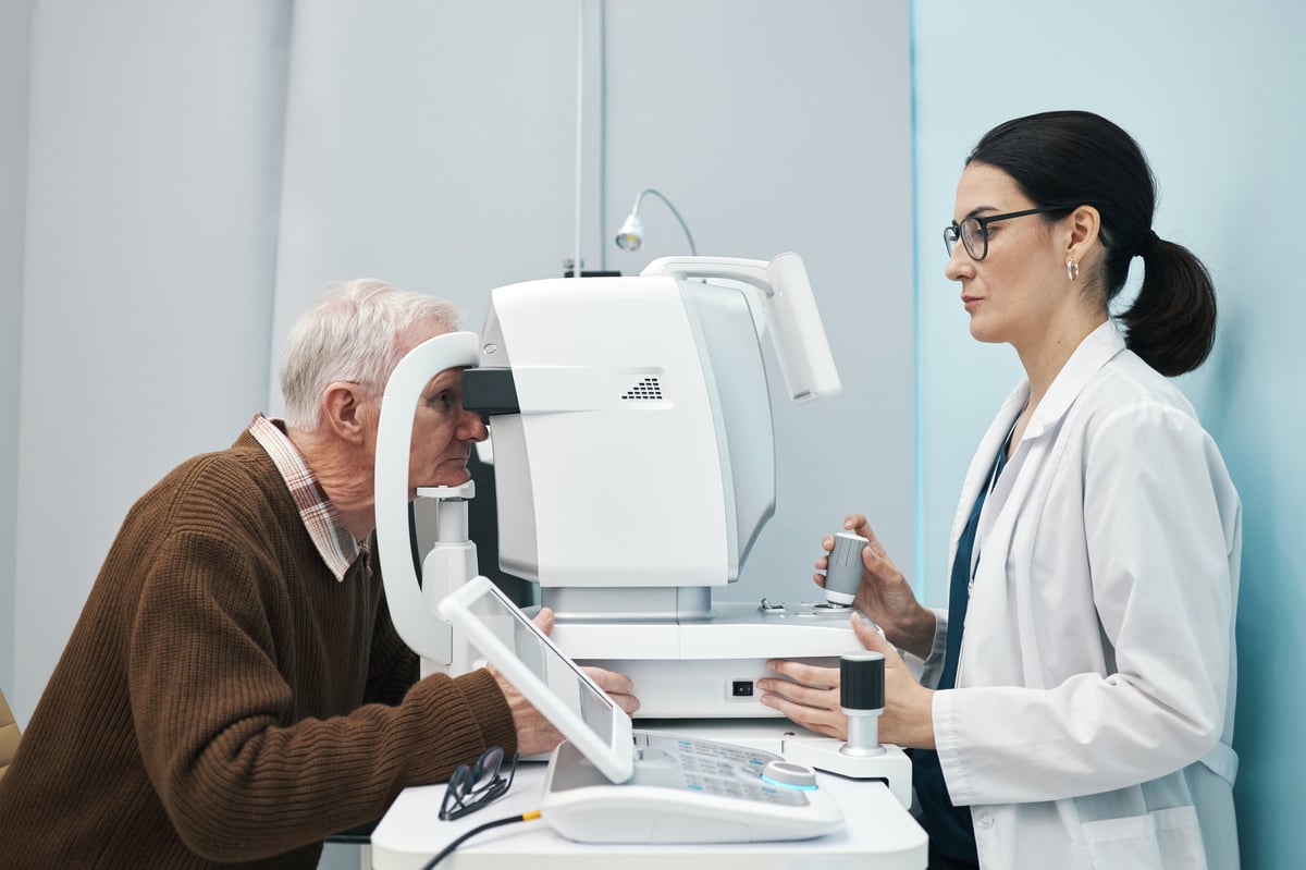 Oftalmólogo revisando paciente